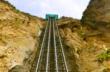 208メートルのパノラマ観光エレベーター